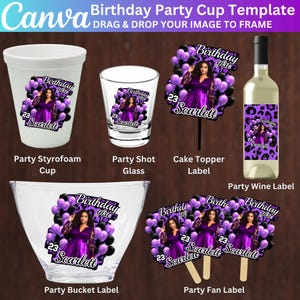 Puede incluir: Un conjunto de artículos para fiestas con un tema morado y negro. Incluye un vaso de espuma de poliestireno, un vaso de chupito, un adorno para tarta, una etiqueta de vino, una etiqueta de cubo y etiquetas de abanico. Cada artículo tiene el texto "Birthday Girl 23 Scarlett".
