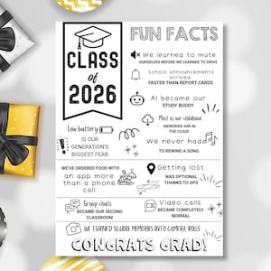Puede incluir: Un cartel de graduación rectangular blanco con texto e iconos en negro. El encabezado dice Class of 2026, seguido de una sección de Fun Facts con anécdotas sobre tecnología, vida digital y experiencias escolares, terminando con Congrats Grad.