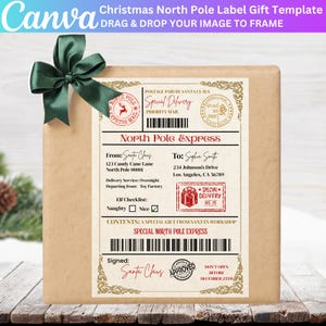 Puede incluir: Un regalo envuelto con un lazo verde, con una etiqueta North Pole Express. La etiqueta incluye texto como "Special Delivery", "From: Santa Claus" y "To: Sophia Smith". El regalo está sobre una superficie de madera.