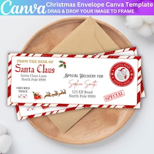 Op de afbeelding: Kerst-envelopsjabloon met rood-witte gestreepte randen. Het ontwerp bevat de tekst "From the Desk of Santa Claus" en "Special Delivery For" met een naam en adres. Een Santa Mail-stempel is ook zichtbaar.