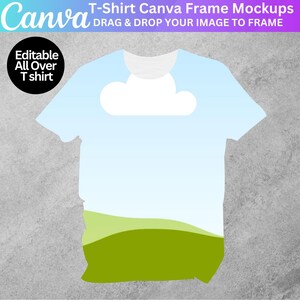 Puede incluir: Una maqueta de camiseta blanca con un diseño de cielo azul y colinas verdes. La camiseta es editable y se puede utilizar para crear diseños de impresión integral.