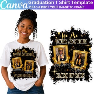 Könnte beinhalten: Weißes T-Shirt mit einem Abschlussdesign. Das Design zeigt den Text "We Are Twice As Proud" mit zwei gerahmten Fotos, goldenen Bändern und den Namen "Jordan & Sophia" und "Class of 2026" in Schwarz und Gold.