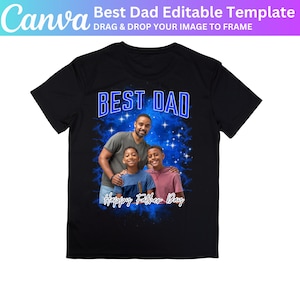 K&ouml;nnte beinhalten: Schwarzes T-Shirt mit dem blauen Text "BEST DAD", einem Familienfoto und den Worten "Happy Father's Day". Das Design beinhaltet einen blau-wei&szlig;en Sternenhintergrund, ideal als Vatertagsgeschenk.