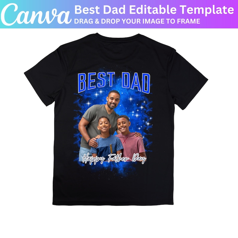 K&ouml;nnte beinhalten: Schwarzes T-Shirt mit dem blauen Text "BEST DAD", einem Familienfoto und den Worten "Happy Father's Day". Das Design beinhaltet einen blau-wei&szlig;en Sternenhintergrund, ideal als Vatertagsgeschenk.