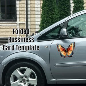 Może przedstawiać: Srebrny samoch&oacute;d z naklejką motyla na drzwiach. Motyl ma pomarańczowe, niebieskie i ż&oacute;łte skrzydła. Tekst na samochodzie brzmi "Folded Business Card Template". Samoch&oacute;d zaparkowany jest przed budynkiem z zielonymi drzewami.