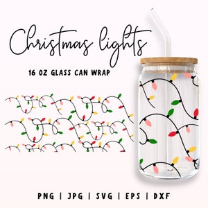 Puede incluir: Un envoltorio para lata de vidrio de 473 ml con un diseño de luces navideñas rojas, verdes y amarillas enhebradas en un cable negro. El texto "Christmas lights" está escrito en cursiva negra en la parte superior de la imagen. El texto "16 OZ GLASS CAN WRAP" está escrito en negro debajo de las luces. El texto "PNG | JPG | SVG | EPS | DXF" está escrito en negro en la parte inferior de la imagen.