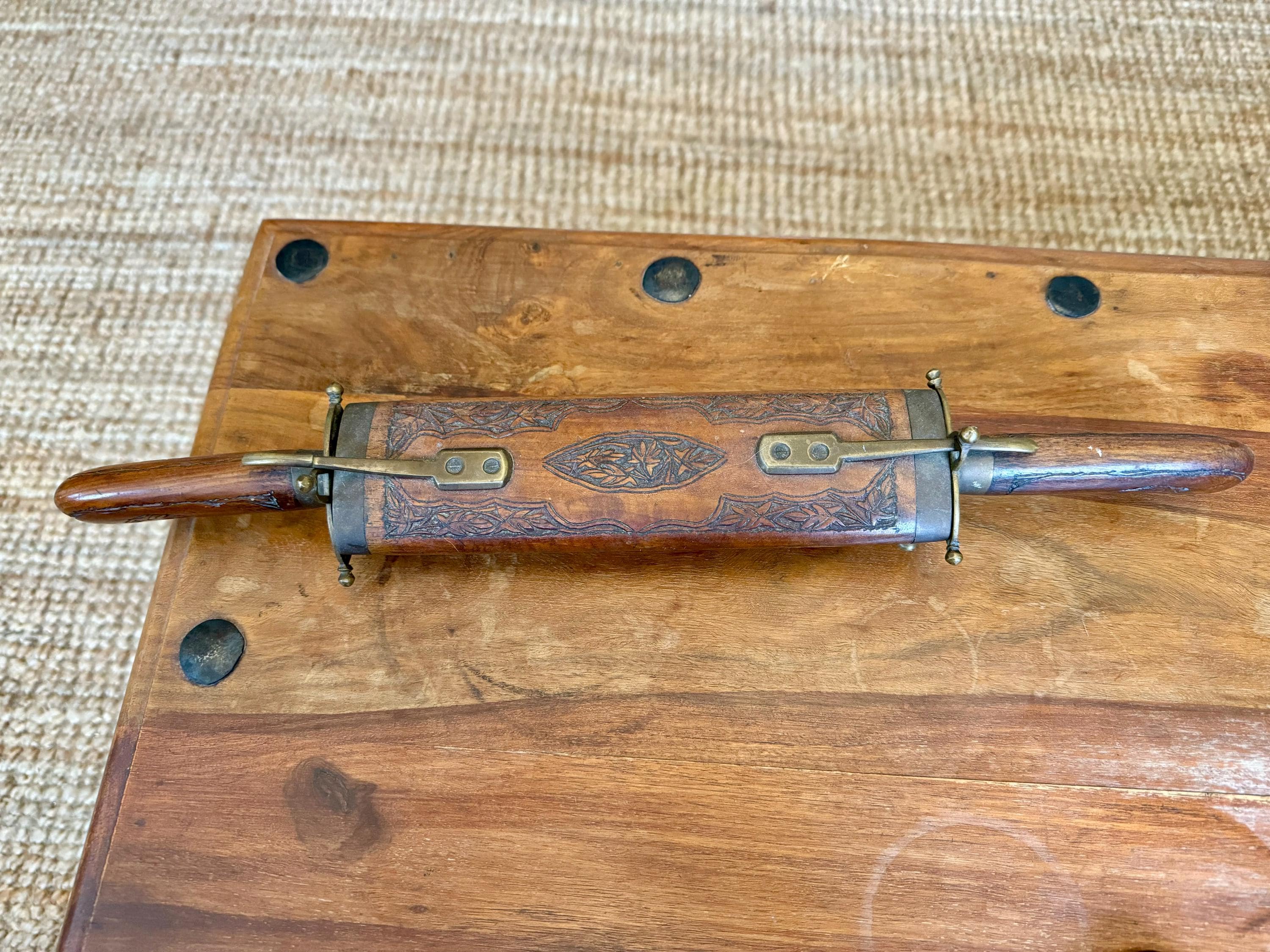 COUTEAU ET FOURCHETTE De Service Dans Un Fourreau Bois Sculpté EUR 30,00 - PicClick FR