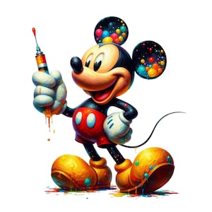 Może przedstawiać: Kreskówkowy Myszka Miki trzymający strzykawkę wypełnioną farbą. Ma na sobie czerwone spodenki z czarnymi guzikami i czarne buty z kolorowymi plamami farby. Tło jest białe.