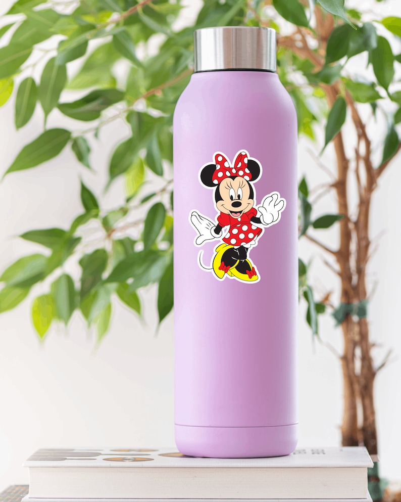 Pu&ograve; includere: Una bottiglia d'acqua in acciaio inossidabile viola con un adesivo di Minnie Mouse. L'adesivo raffigura Minnie Mouse nel suo caratteristico vestito rosso a pois e scarpe gialle.