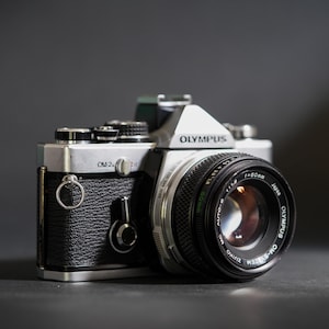 Olympus OM2n SLR Film Kamera + Olympus Zuiko 50 mm f1.8 Objektiv - mit Film getestet