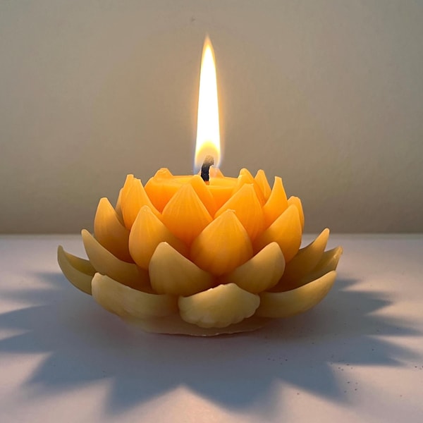 Beeswax candle ‘The Water Lily’