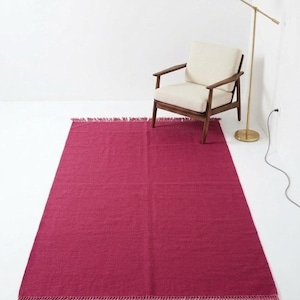 ソリッドマゼンタキリムラグ、手織りピンクドゥリー、フリンジ付き平織りエリアラグ、ボヘミアンミニマリスト装飾、カスタムサイズ手織りカーペット