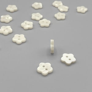 Bouton fleur 12 mm en polyester ivoire