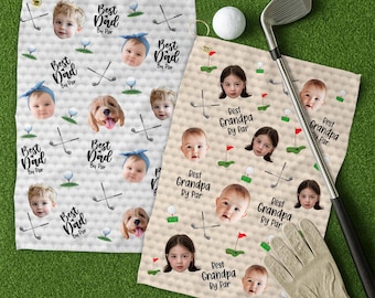 Könnte beinhalten: Zwei Golfhandtücher mit personalisierten Designs. Eines zeigt Baby- und Hundefotos mit dem Text "Best Dad By Par". Das andere hat Baby- und Kinderfotos mit dem Text "Best Grandpa By Par". Golfschläger, Ball und Handschuh sind ebenfalls sichtbar.