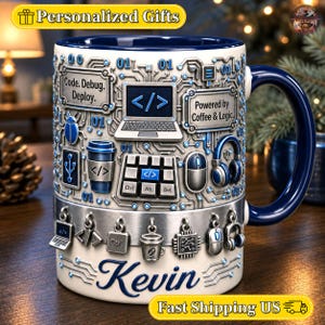 Op de afbeelding: Een witte keramische mok met een donkerblauwe binnenkant en handvat, voorzien van een 3D-print van een printplaat, computericonen en de tekst Code. Debug. Deploy. Powered by Coffee & Logic. De naam Kevin staat in blauw schrift.