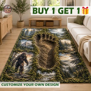 Peut inclure: Un tapis rectangulaire présentant une grande empreinte de pas centrale avec un effet 3D, entourée d'un paysage forestier. Le motif comprend une créature sombre et poilue dans une forêt de pins, des sommets montagneux et des textures moussues.