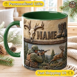 Puede incluir: Una taza de cerámica con asa e interior de color verde oscuro. El exterior presenta un gráfico de un cráneo de ciervo, un par de botas y un cazador apuntando con un rifle a un ciervo en un bosque. La palabra NAME está impresa en el centro.