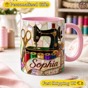 Può includere: Una tazza in ceramica con interno e manico rosa, caratterizzata da una grafica con una macchina da cucire nera, forbici dorate e rocchetti di filo colorati su uno sfondo a vetrate. Il nome Sophia è stampato in corsivo su un nastro metrico.