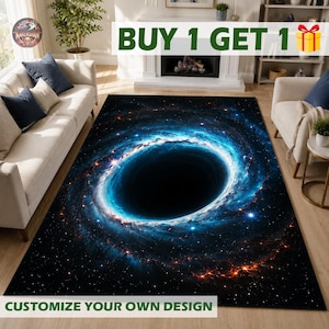 Puede incluir: Una alfombra rectangular con un diseño de espacio profundo que presenta un gran agujero negro central rodeado por una nebulosa giratoria de luz azul y naranja brillante sobre un fondo oscuro lleno de estrellas en una sala.