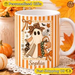 Caneca personalizada com laço de fantasma, caneca de café fofa com fantasma em patchwork, presente de Halloween com nome personalizado, design de patchwork de Halloween, fantasma de outono
