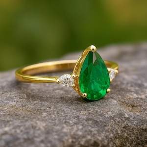 Vintage Style Pear Cut Real Emerald Diamond Ring - 14k Solid Gold Dainty Emerald Ring - Teardrop Engagement Ring - May Birthstone Gift Ring