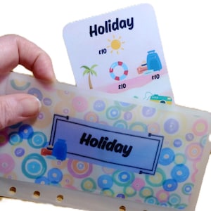 Scheda di monitoraggio del risparmio per le vacanze con busta in pergamena abbinata per adattarsi al raccoglitore formato A6 per l'inserimento di contanti. Risparmia un totale di 500