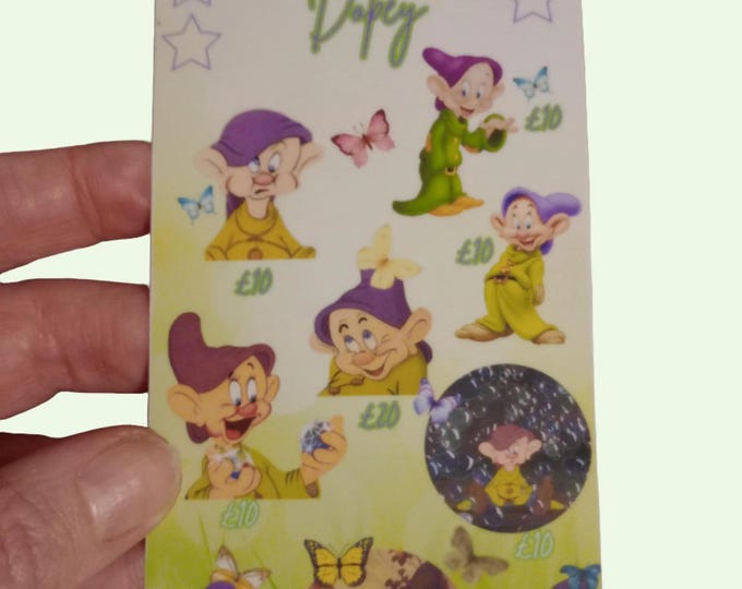 Dopey themed tracker card with matching vellum envelope to fit binder a6 size for cash stuffing. save a total of 100 (plus repeat stars x 5)