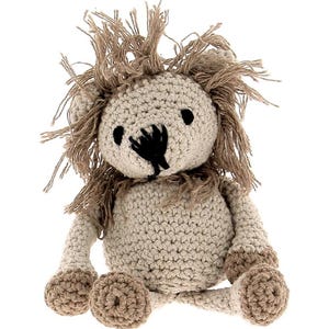 Puede incluir: Un le&oacute;n de peluche tejido a crochet con un cuerpo beige y una melena marr&oacute;n. El le&oacute;n tiene ojos negros y una nariz negra.