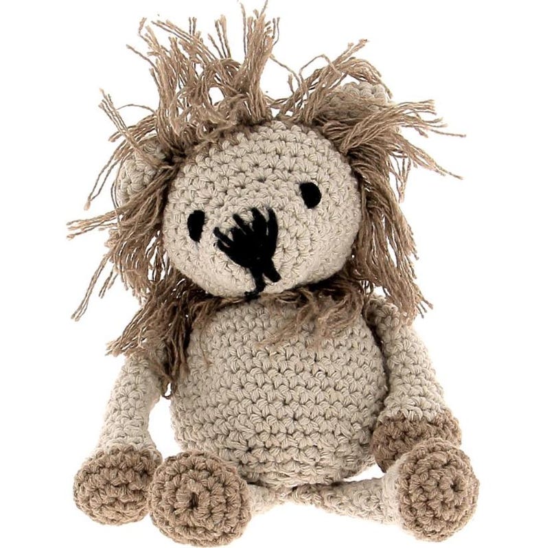 Puede incluir: Un le&oacute;n de peluche tejido a crochet con un cuerpo beige y una melena marr&oacute;n. El le&oacute;n tiene ojos negros y una nariz negra.