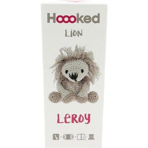Puede incluir: Un kit de crochet para hacer un le&oacute;n beige llamado Leroy. El kit incluye hilo, un gancho de crochet e instrucciones. El le&oacute;n est&aacute; sentado con las patas cruzadas y tiene la nariz y los ojos negros.
