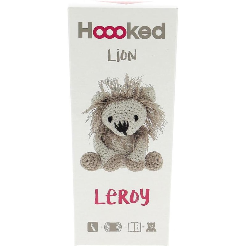 Puede incluir: Un kit de crochet para hacer un le&oacute;n beige llamado Leroy. El kit incluye hilo, un gancho de crochet e instrucciones. El le&oacute;n est&aacute; sentado con las patas cruzadas y tiene la nariz y los ojos negros.