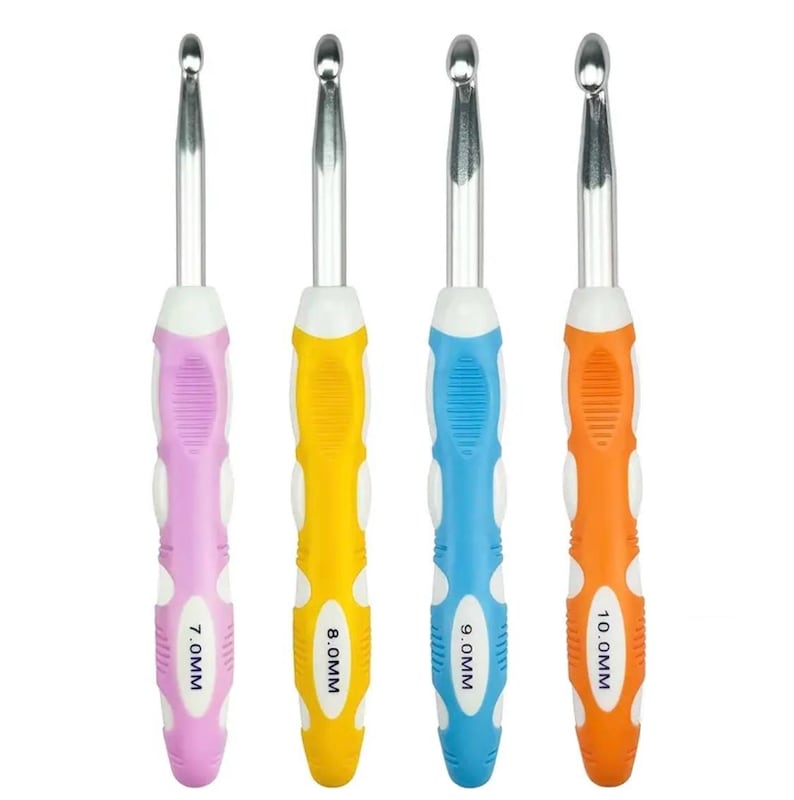 以下が含まれることがあります： カラフルなハンドルが付いた4本の編み針。編み針は7.0mm、8.0mm、9.0mm、10.0mmです。