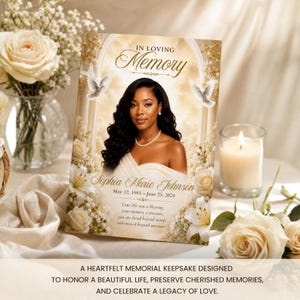 Puede incluir: Una tarjeta conmemorativa rectangular con el retrato de una persona de cabello oscuro largo con una prenda blanca sin tirantes. El texto dice IN LOVING MEMORY, Sophia Marie Johnson, 12 de mayo de 1985 - 25 de junio de 2024, y un poema corto. El diseño incluye lirios blancos, rosas y dos palomas blancas.