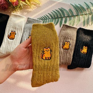 Broderade kattullsockor, mjuka stickade strumpor för vintern