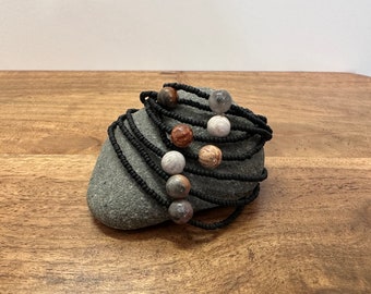 Pulsera elástica de coral fosilizado y cuentas de semillas de vidrio japonés. Pulsera de Coral Fosilizado Hecha a Mano Varios Colores.