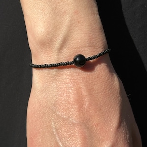 Pulsera elástica de turmalina negra: hecha a mano con turmalina negra genuina y cuentas de vidrio japonesas