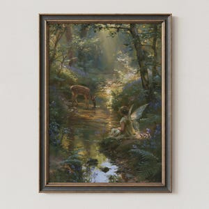 Könnte beinhalten: Ein gerahmter Kunstdruck, der eine Waldszene mit einem Reh an einem Bach und einer geflügelten Figur am Ufer zeigt. Das Gemälde besticht durch tiefgrünes Laub, durch Bäume fallendes Sonnenlicht und einen dunklen Holzrahmen.