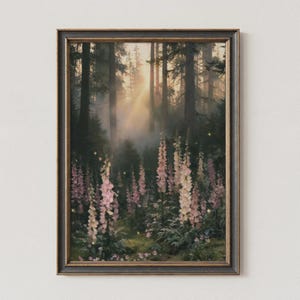 Könnte beinhalten: Ein gerahmter Wandkunstdruck, der eine Waldszene mit hohen, hellrosa Fingerhutblumen im Vordergrund zeigt. Sonnenlicht fällt durch die dichten, dunkelgrünen Bäume im Hintergrund und erzeugt eine neblige Atmosphäre mit kleinen, leuchtend gelben Lichtern.