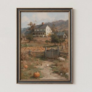 Puede incluir: Un cuadro de paisaje enmarcado que representa una escena de granja rural con una casa blanca, una valla de madera y una puerta. El primer plano muestra un camino de tierra, calabazas naranjas en el suelo y varias gallinas cerca.