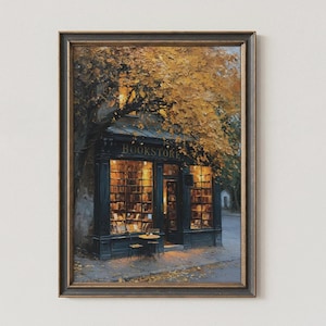 Könnte beinhalten: Ein gerahmtes Ölgemälde, das die Fassade einer Buchhandlung mit großen, büchergefüllten Glasfenstern zeigt, die von warmem Innenlicht beleuchtet werden. Ein Baum mit goldenem Herbstlaub hängt über der dunklen Fassade und ein kleiner Tisch.