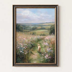 Op de afbeelding: Een ingelijst landschapsschilderij toont een hond op een pad door een weide vol wilde bloemen. Het kunstwerk gebruikt groen, roze en blauw, met een zwarte en gouden lijst. Het schilderij roept een gevoel van vrede en rust op.