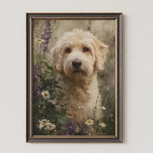 Könnte beinhalten: Ein gerahmter Kunstdruck mit dem Porträt eines flauschigen, cremefarbenen Hundes mit braunen Augen und dunkler Nase, umgeben von violettem Lavendel und kleinen weißen Blumen in einer Gartenumgebung, in einem dunklen, strukturierten Rahmen.