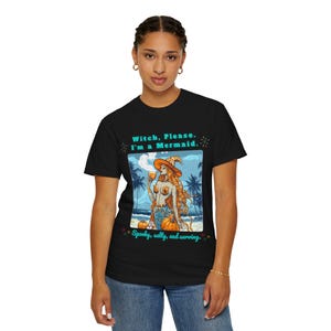 Bruxa, por favor, sou uma sereia | Camiseta retrô Summerween | Camiseta unissex Comfort Colors imagem 8