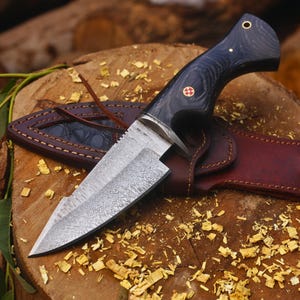 Handcrafted Damascus Steel Bowie Knife – Razor Sharp Blade with Exotic Handle, Unique Damascus Pattern Hunting Knife | Leather Sheath