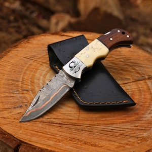 Handgefertigtes Kupfer Damast Taschenmesser mit Lederscheide & Gravur auf Messer Bolster Klappmesser Geschenk, Jubiläum, personalisiertes Geschenk