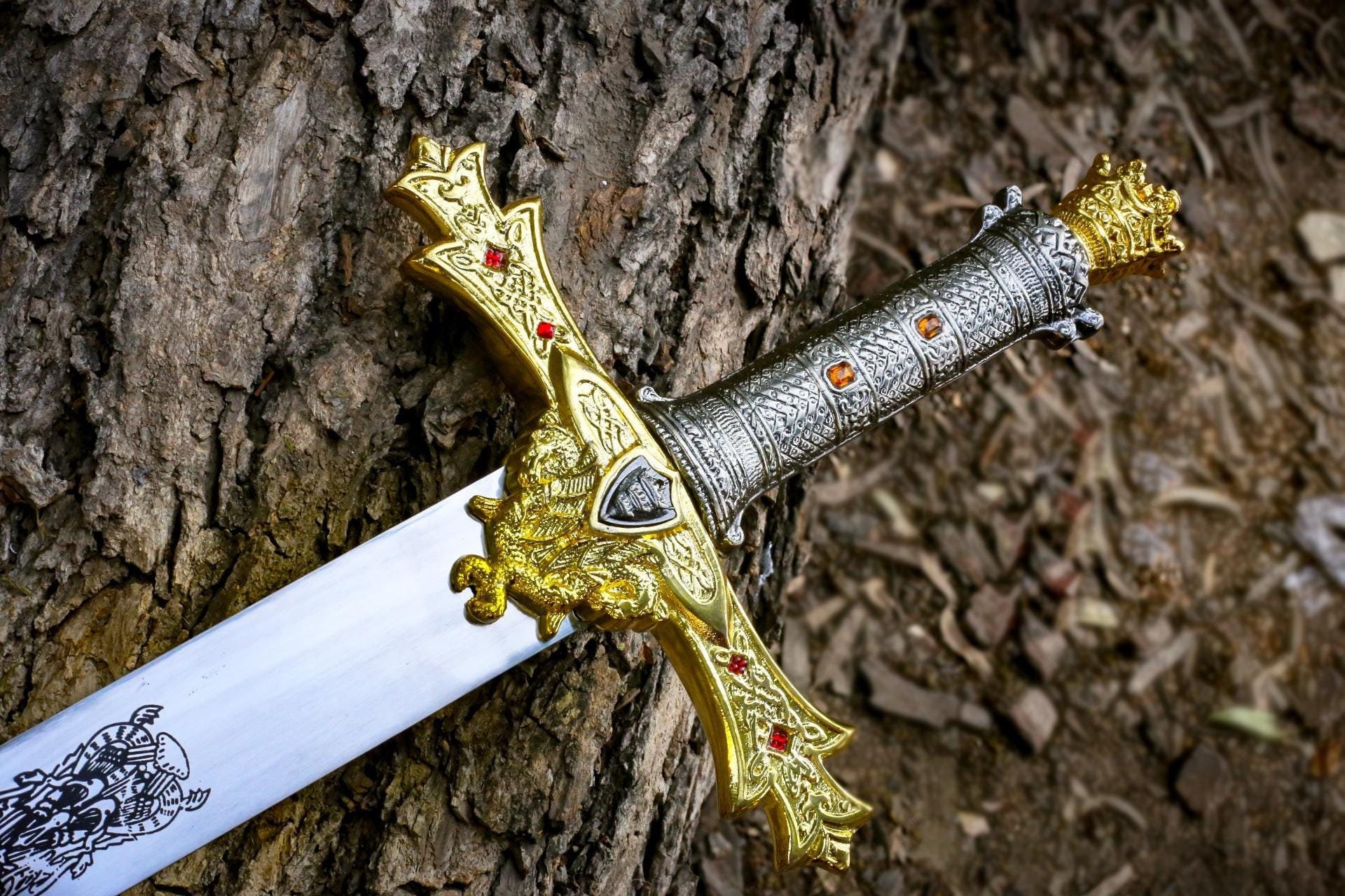手作りのアーサー王エクスカリバー剣、王冠の頭のマーリン剣、革の鞘