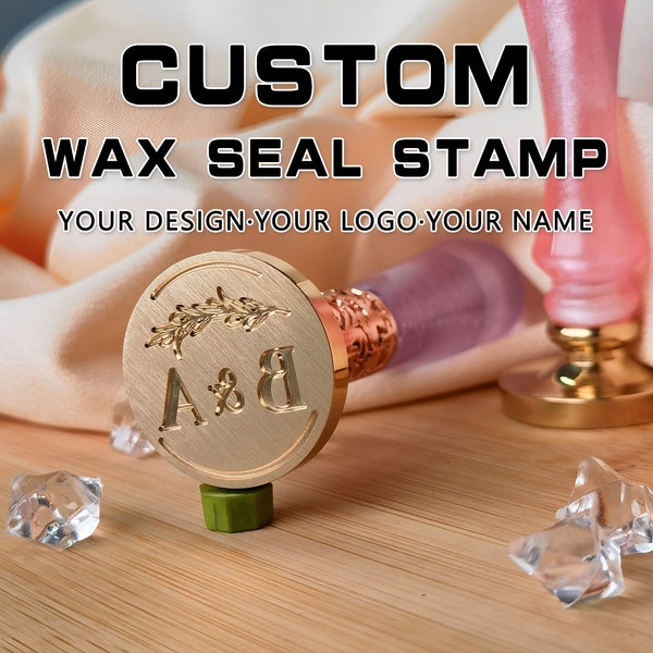 Op de afbeelding: Een gouden waszegelstempel met een ontwerp van een krans van bladeren en de initialen "A & B". De tekst "CUSTOM WAX SEAL STAMP" en "YOUR DESIGN-YOUR LOGO-YOUR NAME" wordt boven de stempel weergegeven.