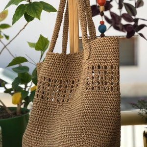 Realizzato con filo di carta. È stata progettata come una grande borsa da spiaggia. È un modello e una dimensione ideali per l'uso quotidiano.
