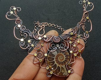Collar fósil de amonita envuelto en alambre de cobre hecho a mano