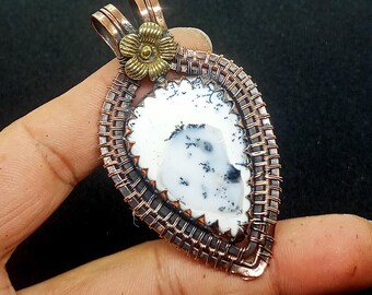 Peut inclure: Un pendentif en agate dendritique blanc et noir avec un cadre en fil de cuivre et un accent en fleur de laiton.